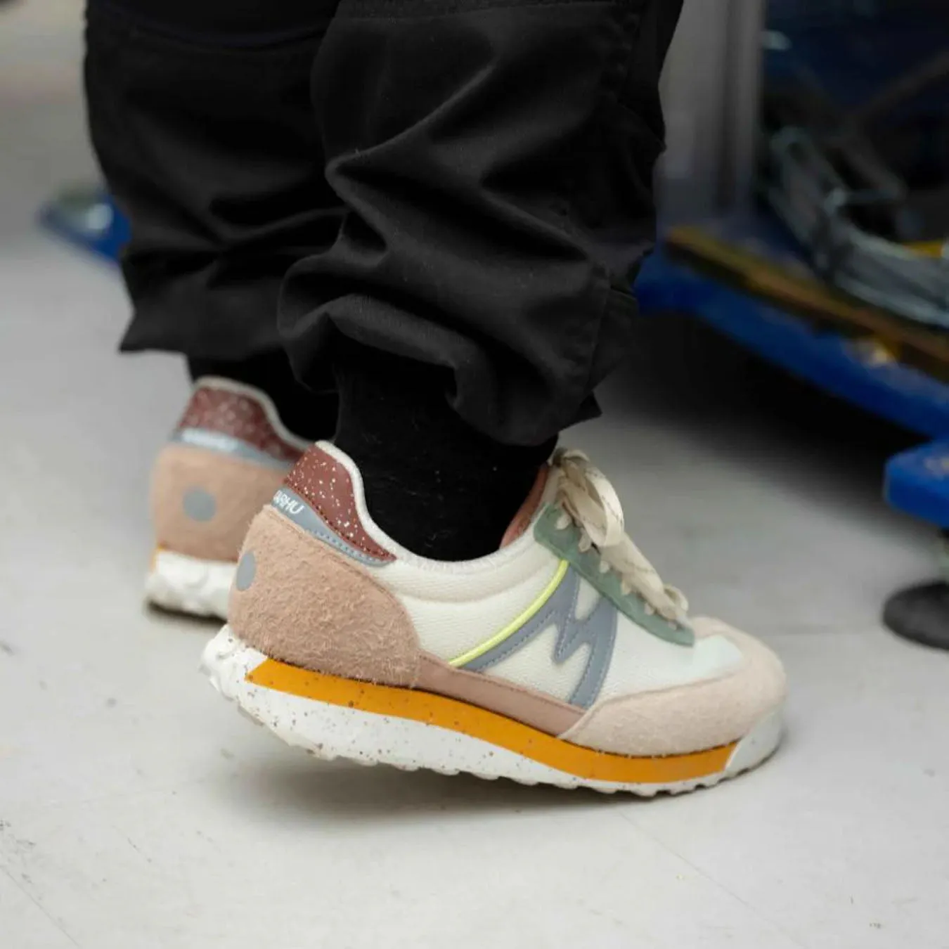 Karhu Womens Mestari Control Trainer Turtledove / Iceberg Green