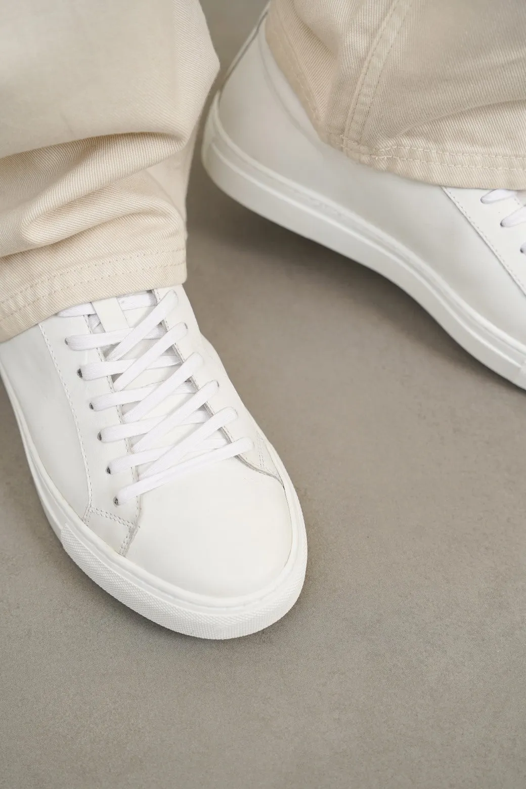 SLEEK LEATHER SNEAKERS