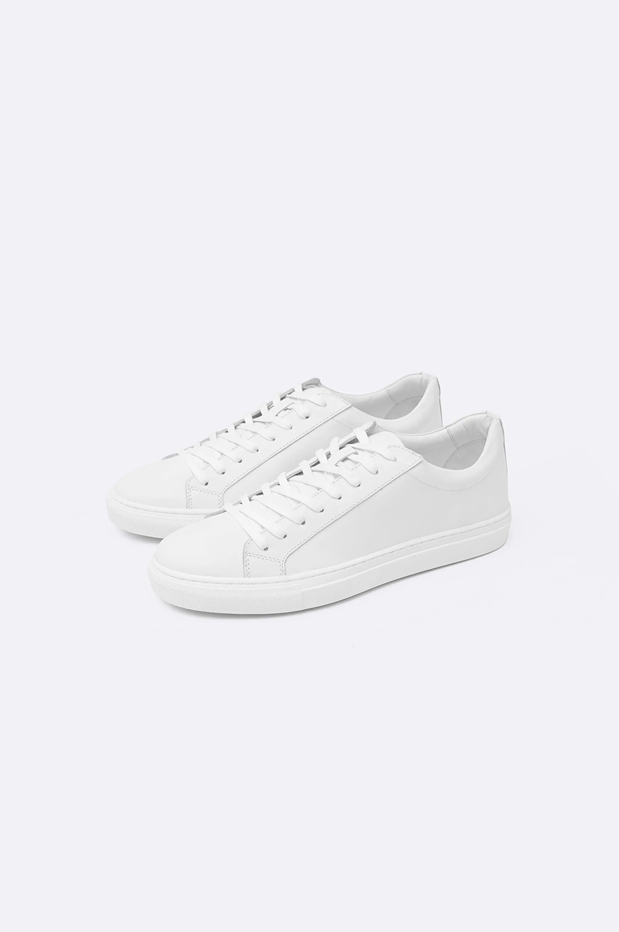 SLEEK LEATHER SNEAKERS