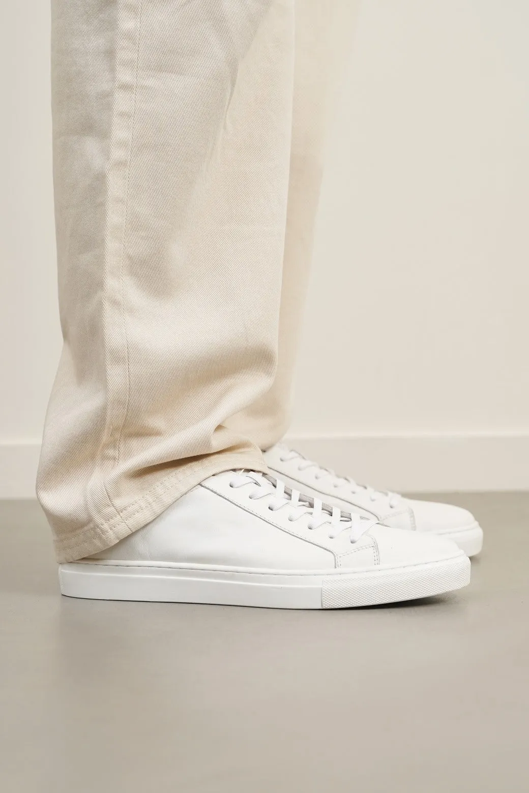 SLEEK LEATHER SNEAKERS