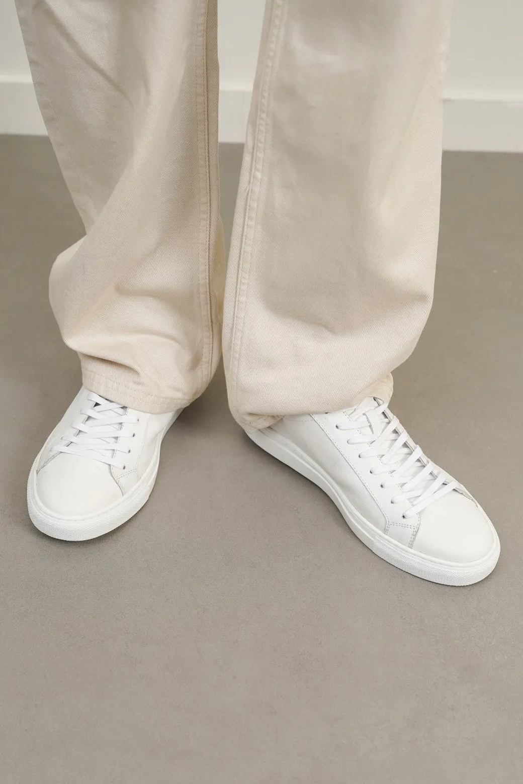 SLEEK LEATHER SNEAKERS